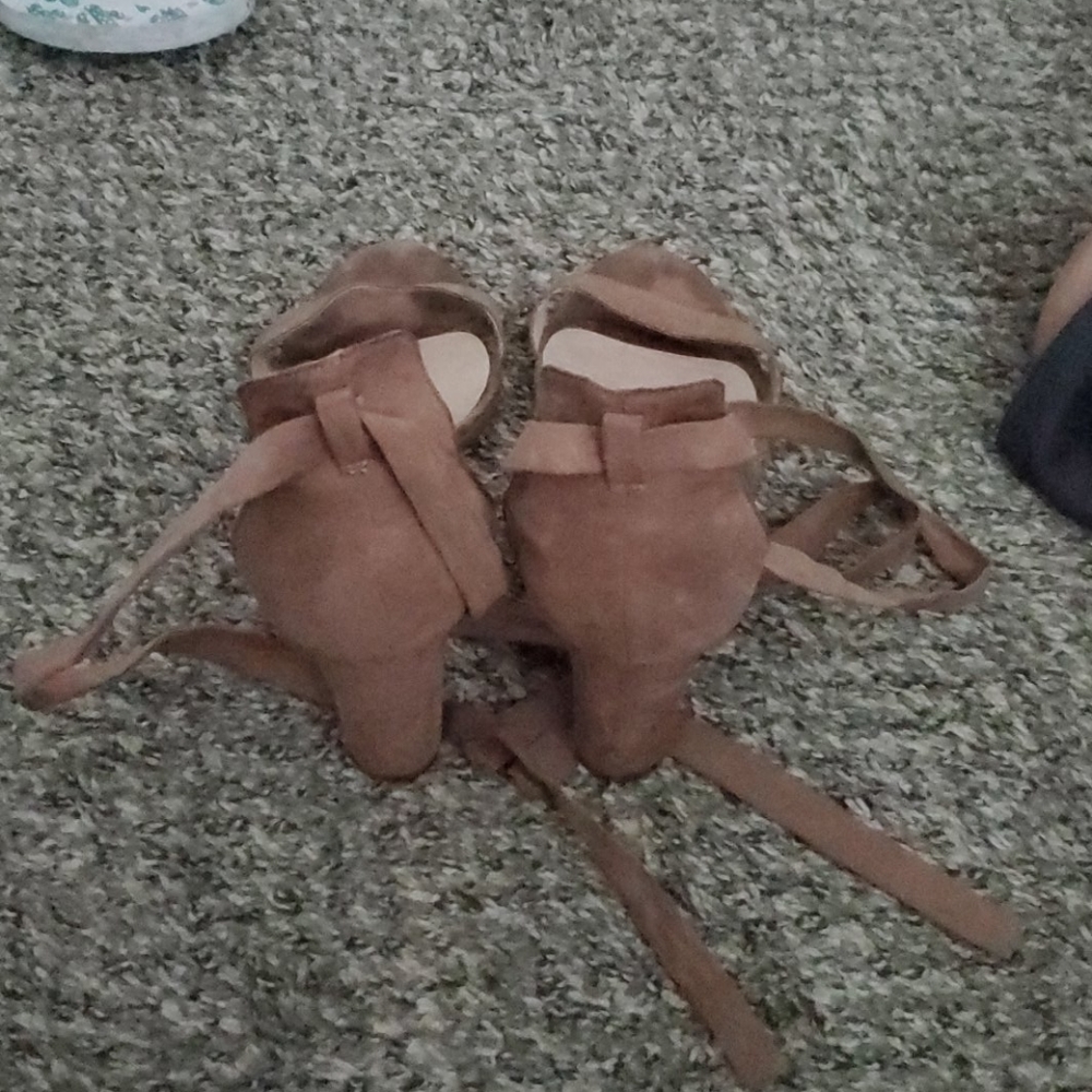 Heels - Picture 4 of 4
